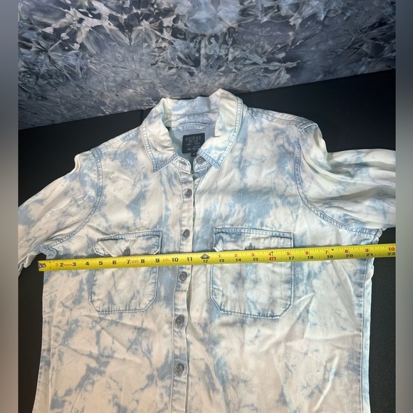 Guess button down denim jean top bleach washed long sleeve high low hem M - Picture 10 of 11